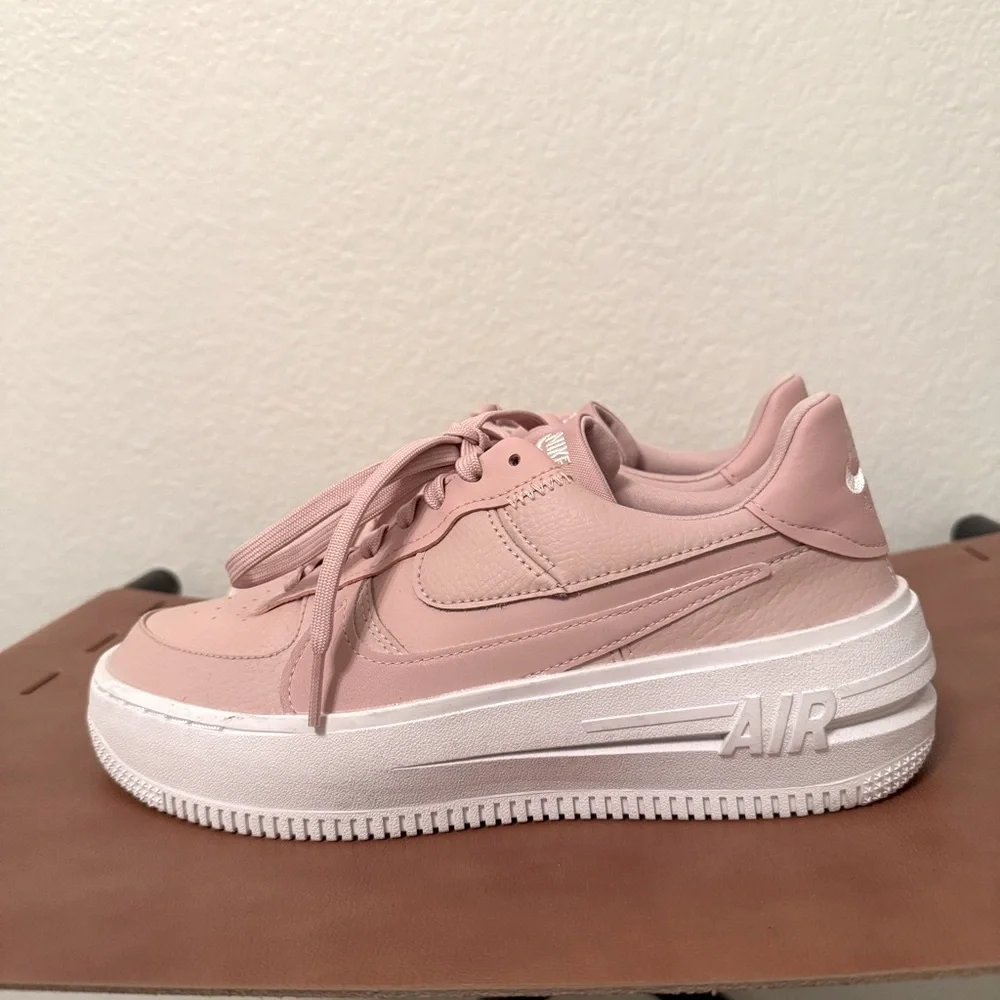 Nike| EUC Women’s size 7.5 Nike Air Force Sneakers in Pink - Picture 2 of 6
